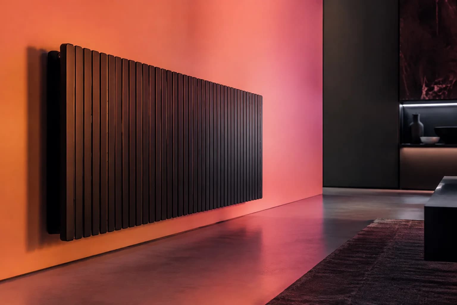 Radiador contemporáneo de lamas con iluminación naranja y fucsia